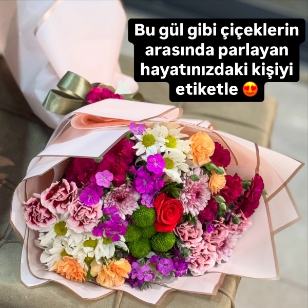 Çiçeklerin arasında gülüm